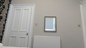 Comfort Double Room | Desk, soundproofing, iron/ironing board, WiFi (free) - Miju Hotel (Edinburgh)