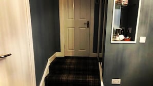 Twin Room | Desk, soundproofing, iron/ironing board, WiFi (free) - Miju Hotel (Edinburgh)