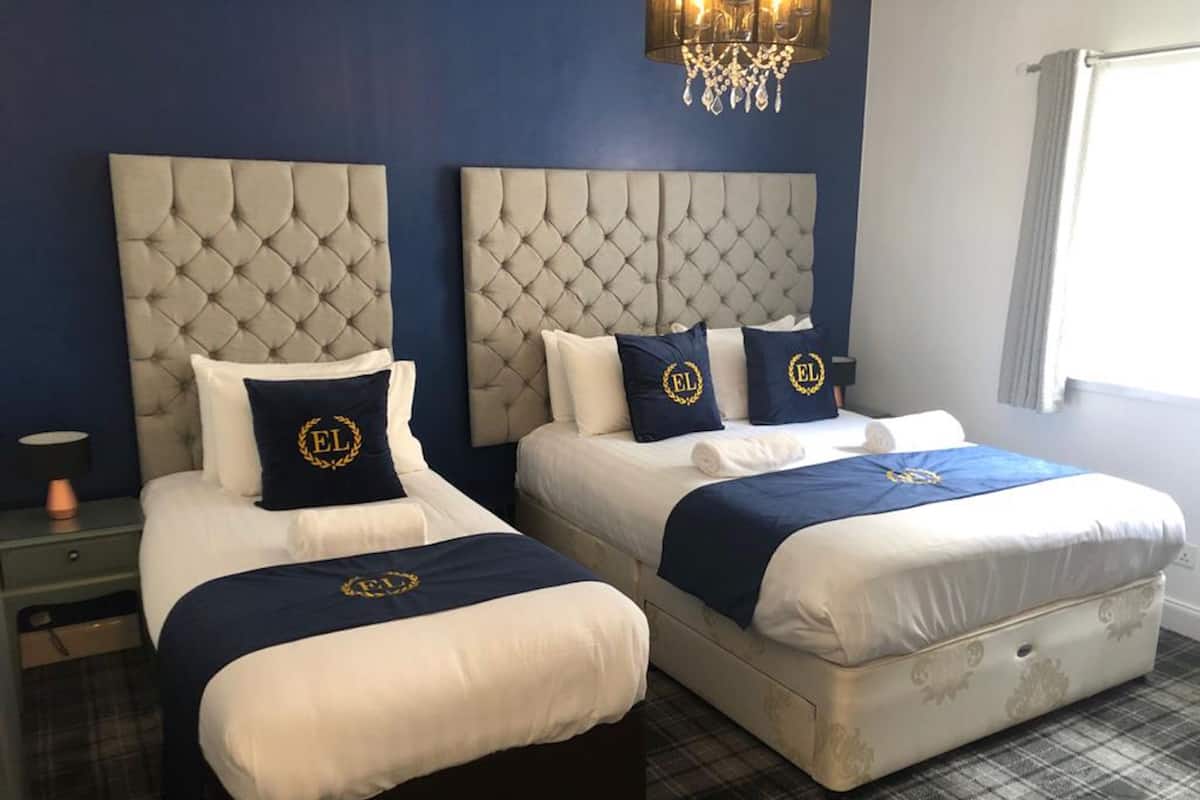 Schreibtisch, schallisolierte Zimmer, Bügeleisen/Bügelbrett