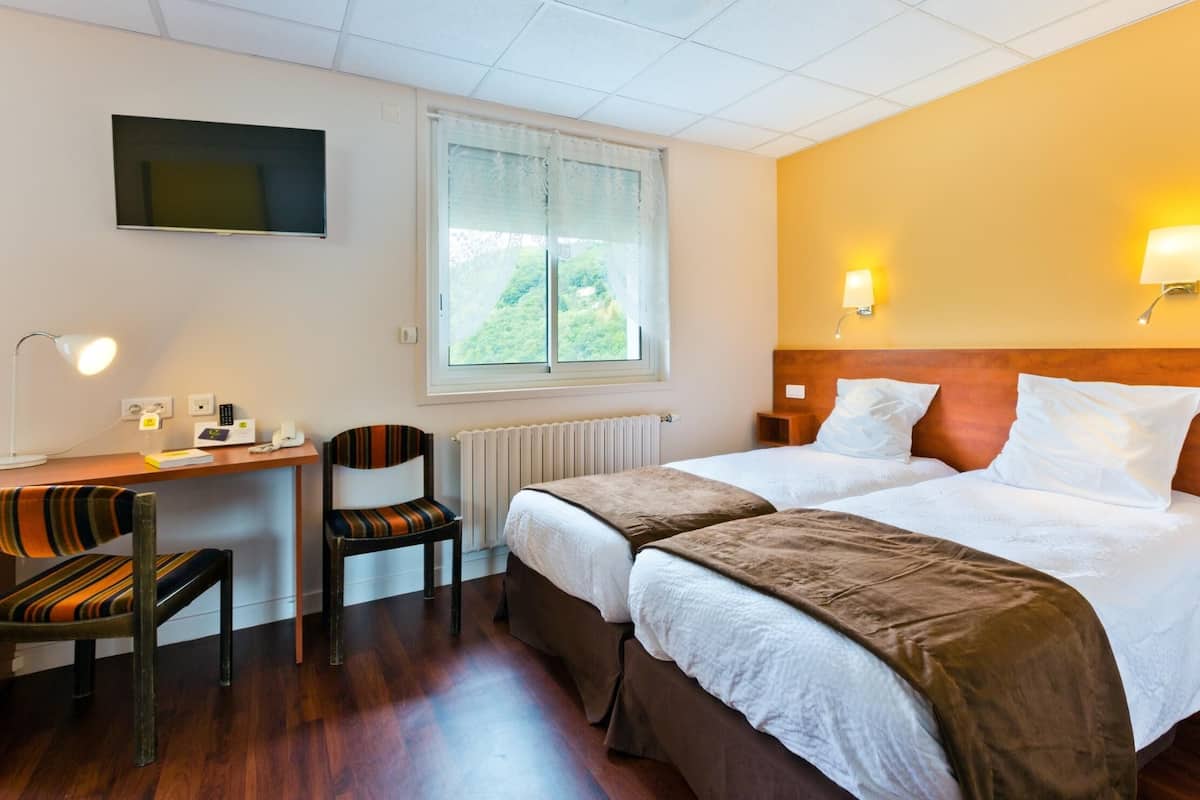 Twin Room | In-room safe, desk, soundproofing, free cribs/infant beds