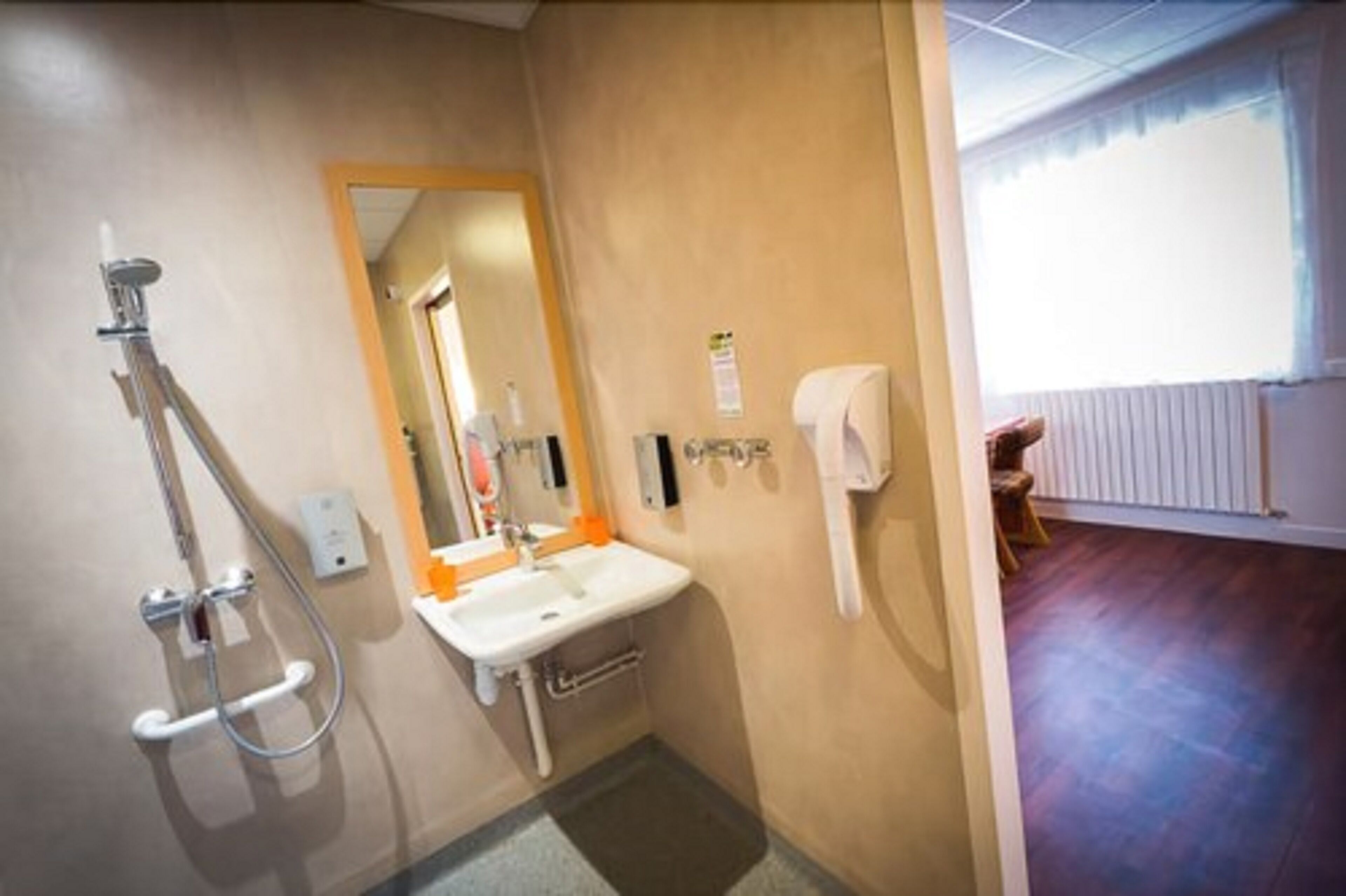 twin room, accessible | bathroom | shower, hair dryer, towels
