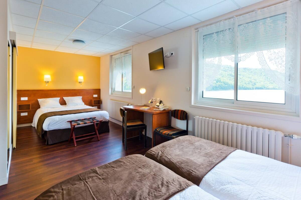 Family Room | In-room safe, desk, soundproofing, free cribs/infant beds