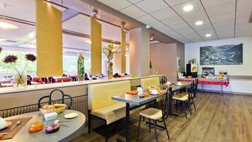 Petit déjeuner continental (9 EUR par personne)