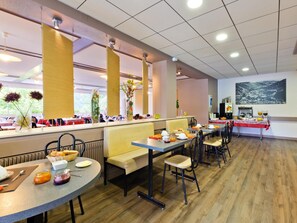 Daily continental breakfast (EUR 9 per person)