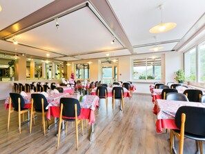 Lunsj og middag serveres, lokale retter, uteservering 