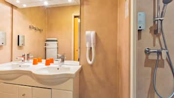 Twin Room | Bathroom | Shower, hair dryer, towels