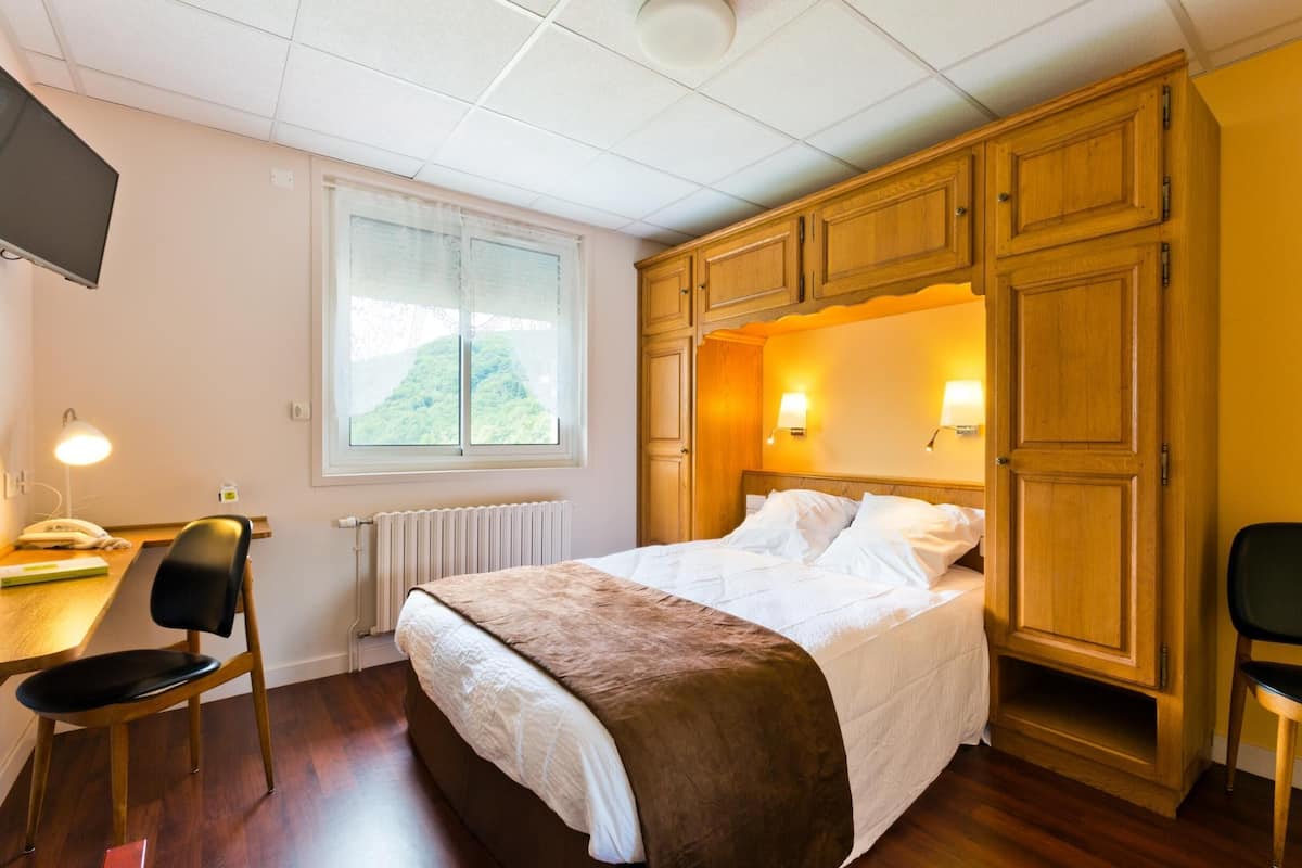 double room | in-room safe, desk, soundproofing, free cots/infant beds