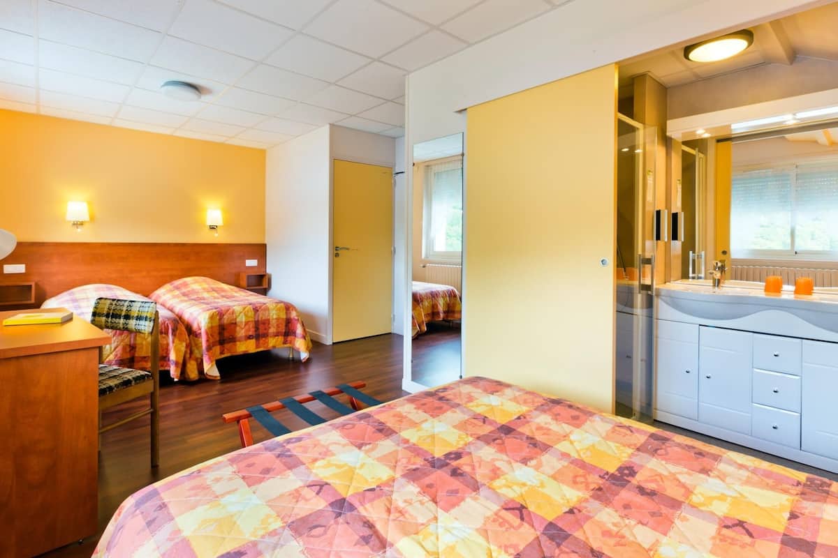 Family Duplex | In-room safe, desk, soundproofing, free cribs/infant beds