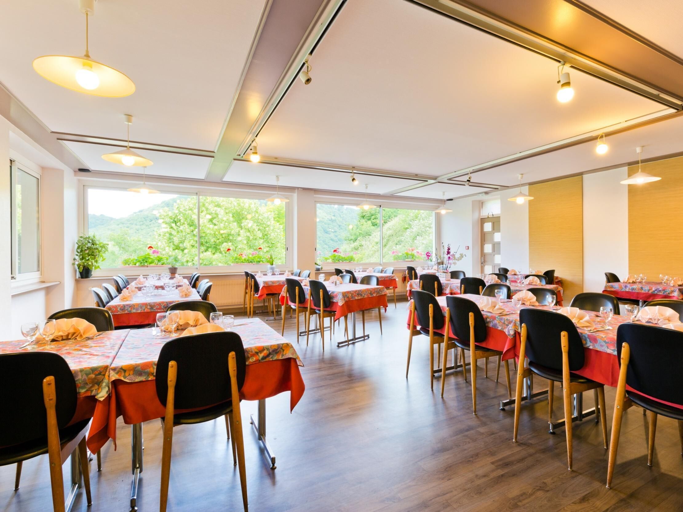 lunch, dinner served; local cuisine, al fresco dining