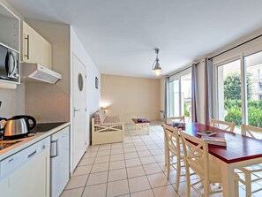 Fridge, microwave, stovetop, dishwasher - Vacancéole Le Domaine de Bertheaume (Plougonvelin)