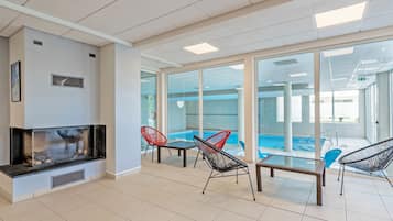 Indoor pool, pool loungers