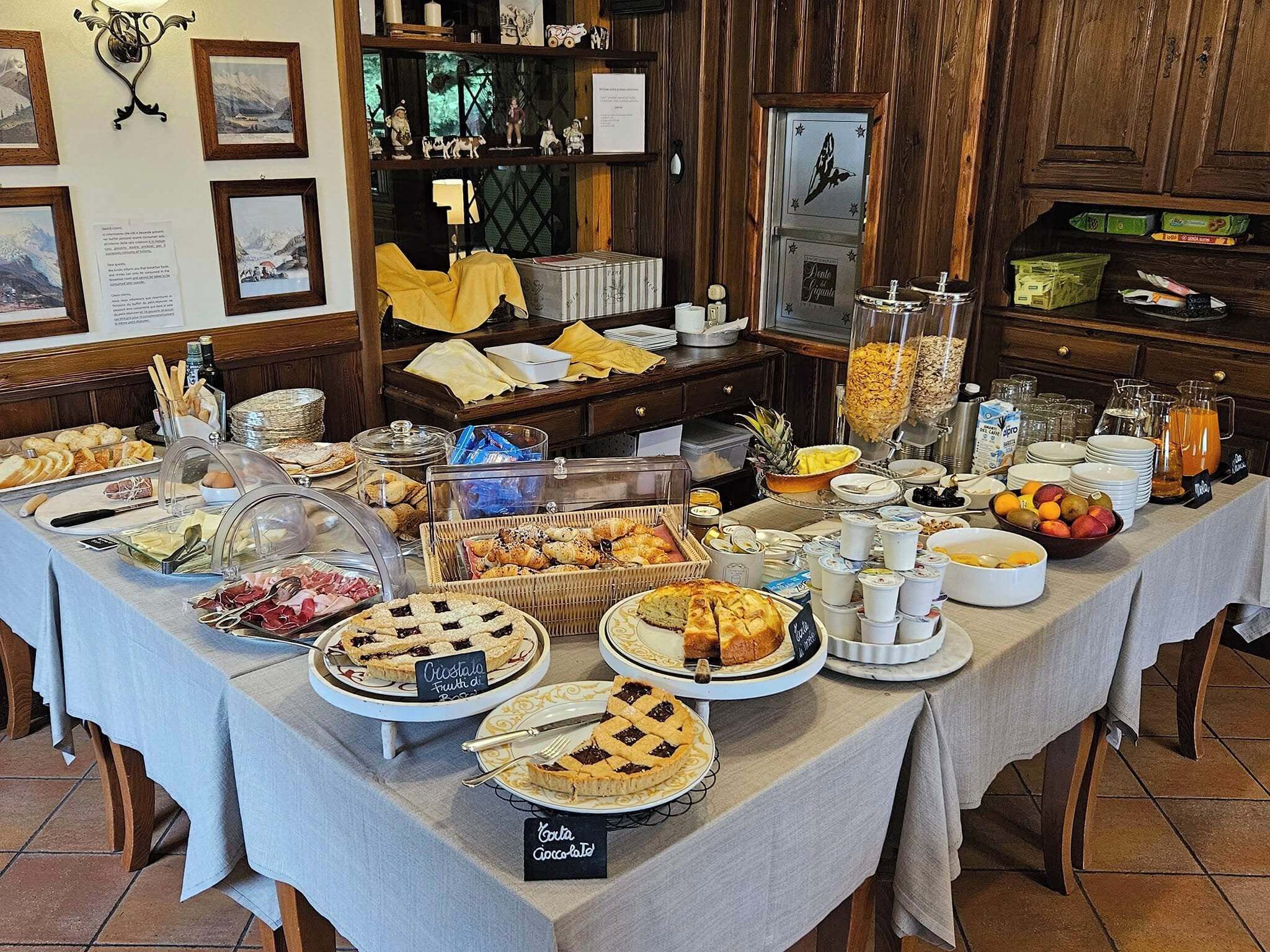 Desayuno con opciones de la cocina local incluido todos los días 