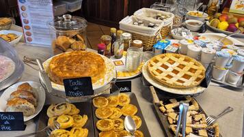 Café da manhã com pratos da culinária local grátis todos os dias