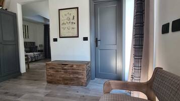 Suite familiar | Área de sala de estar | Televisión de pantalla plana