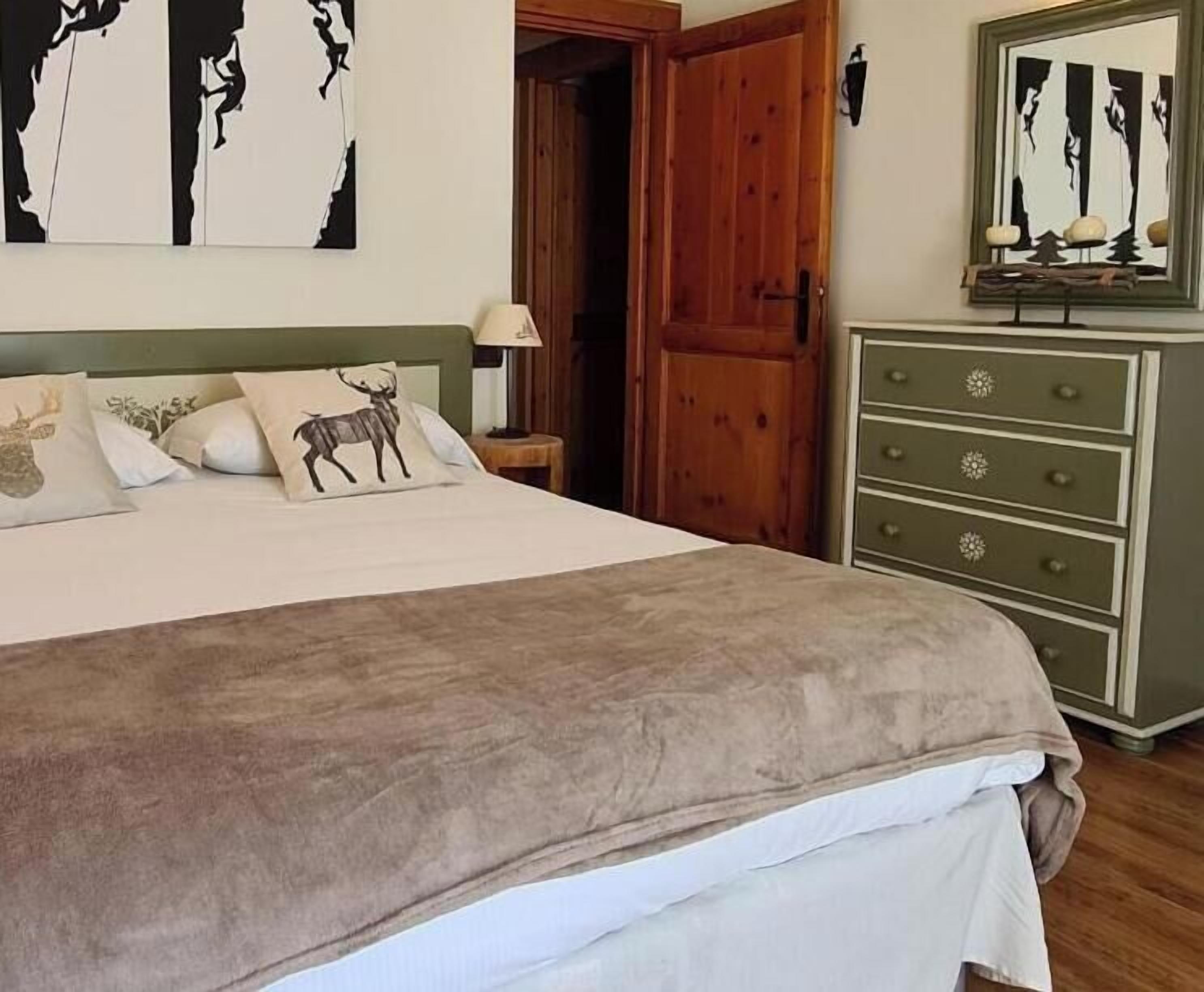 Classic Room, Mountain View, Garden Area | Down comforters, free WiFi, bed sheets