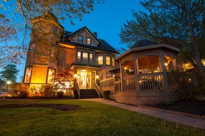 Vista frontal de la propiedad por la tarde o noche