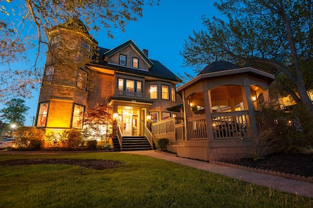 Fachada de la propiedad por la tarde o noche