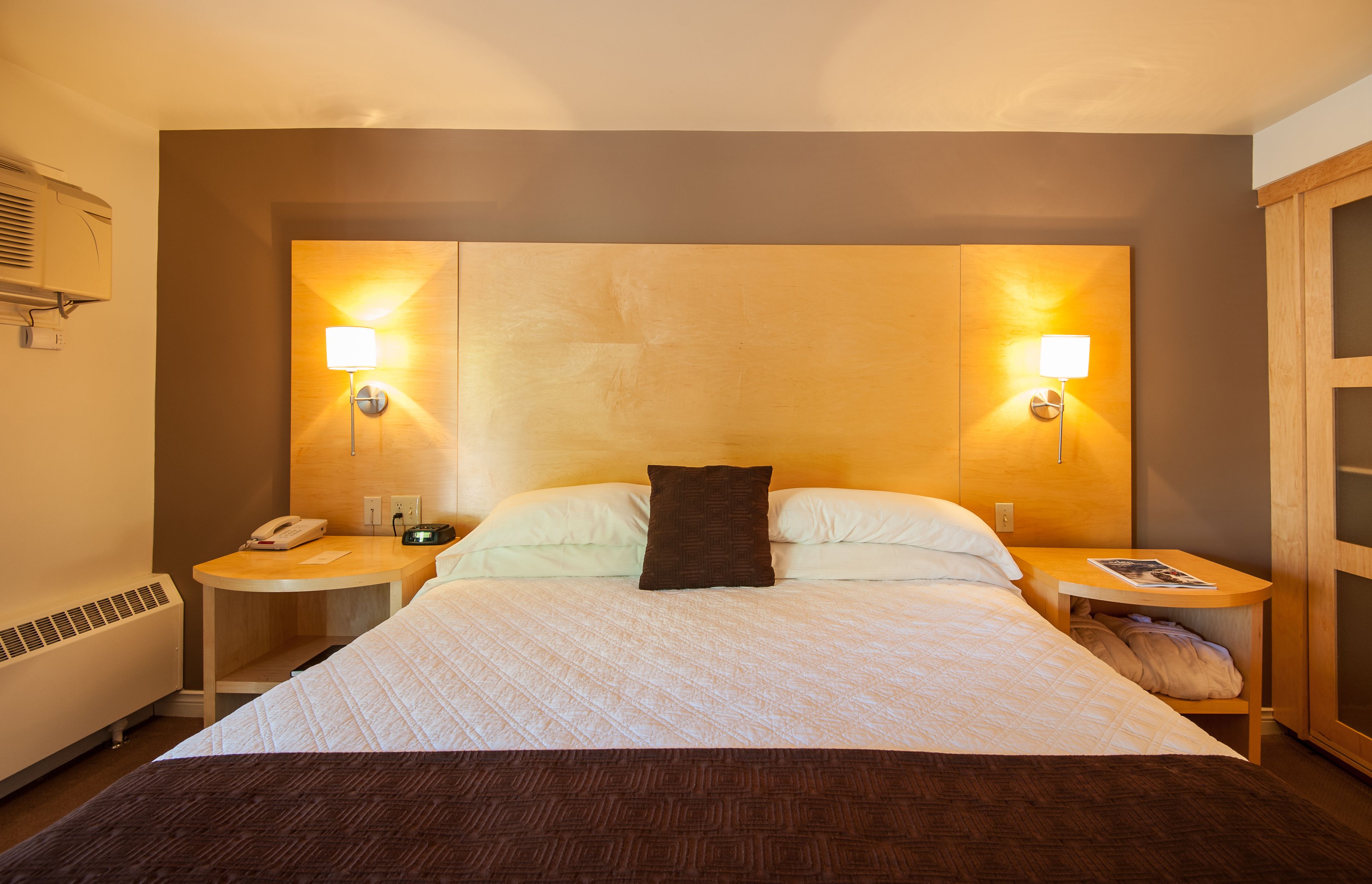 Standard Room, 1 King Bed (Annex) | Premium bedding, pillowtop beds, individually decorated, desk