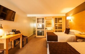 Premium bedding, pillowtop beds, individually decorated, desk - Dundee Arms (Charlottetown)