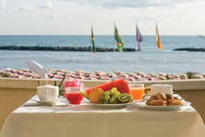 Déjeuner servi sur place, spécialités Cuisine locale, vue sur la mer 