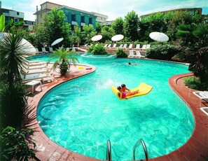 Outdoor pool, open 9 AM to 7 PM, pool umbrellas, pool loungers - Hotel San Giorgio Savoia (Bellaria-Igea Marina)
