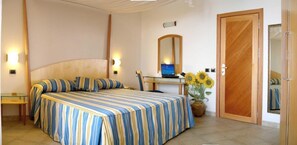 In-room safe, desk, soundproofing, iron/ironing board - Hotel San Giorgio Savoia (Bellaria-Igea Marina)