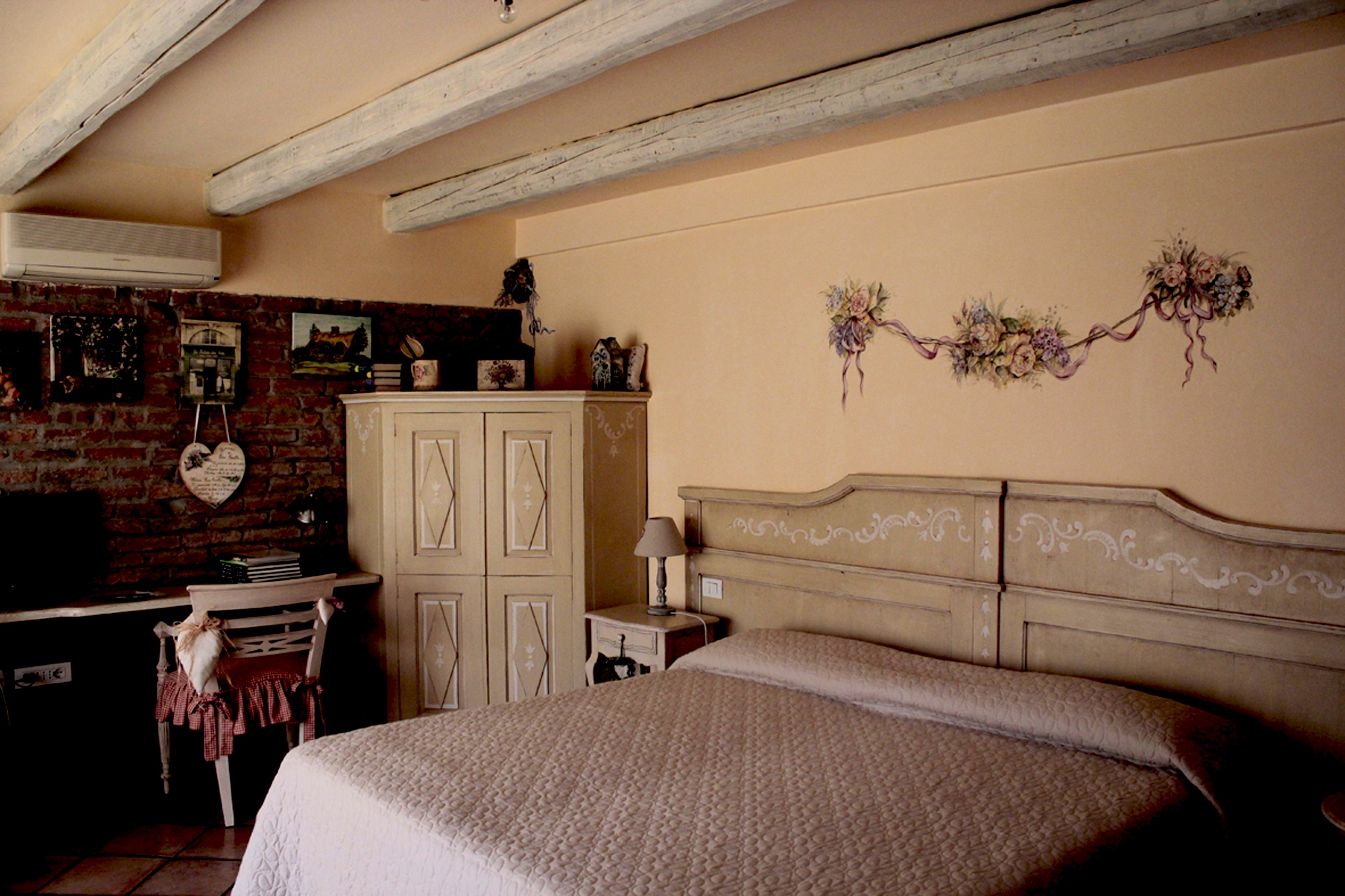 Une chambre à coucher avec un lit, un bureau et une armoire.