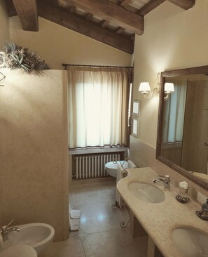 Suite | Bagno | Doccia, asciugacapelli, asciugamani