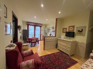 Apartment with 2 Bedrooms - Annex Building located at 100 m away from the main building | Living area | Flat-screen TV, DVD player - Casa Camilla (Padova)