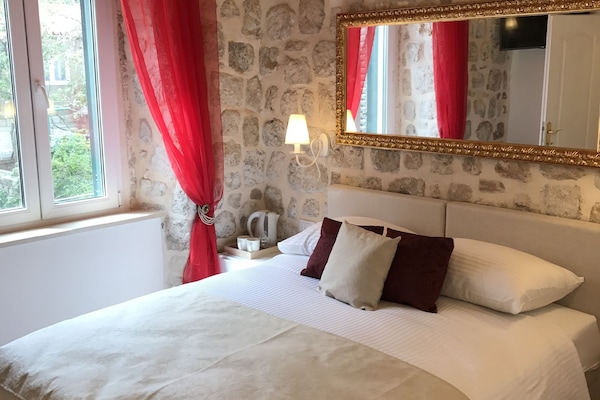 Escritorio, sistema de insonorización, wifi gratis y ropa de cama