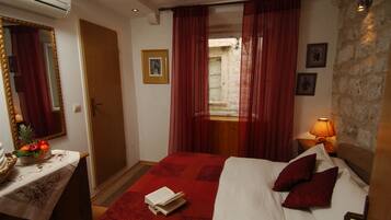 Bureau, chambres insonorisées, Wi-Fi gratuit, draps fournis