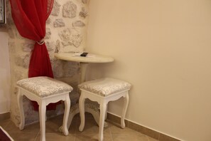 Escritorio, sistema de insonorización, wifi gratis y ropa de cama 