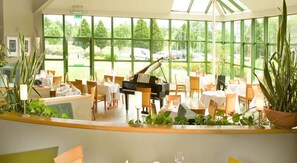 Frühstück und Mittagessen, Blick auf den Garten