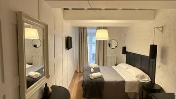 Classic-Doppelzimmer | Hochwertige Bettwaren, Daunenbettdecken, Zimmersafe, Schreibtisch