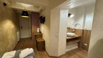 Large Single Room | Hochwertige Bettwaren, Daunenbettdecken, Zimmersafe, Schreibtisch