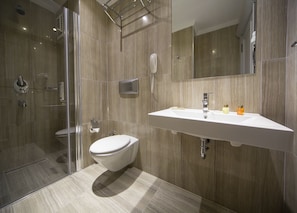 Douche, articles de toilette gratuits, sèche-cheveux, chaussons