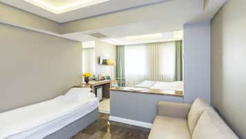 Familienzimmer | Minibar, Zimmersafe, Schreibtisch, laptopgeeigneter Arbeitsplatz