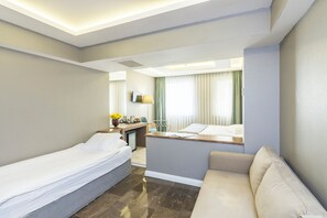 Family Room | Minibar, in-room safe, desk, laptop workspace - Semsan Hotel (Istanbul)