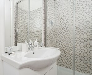 Chambre classique | Salle de bain | Douche, articles de toilette (gratuits), séchoir à cheveux
