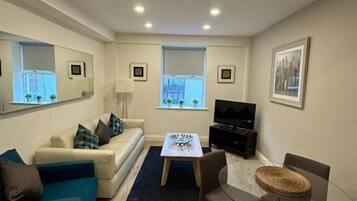 Departamento, 2 habitaciones | Área de sala de estar | Televisión de pantalla plana y reproductor de DVD