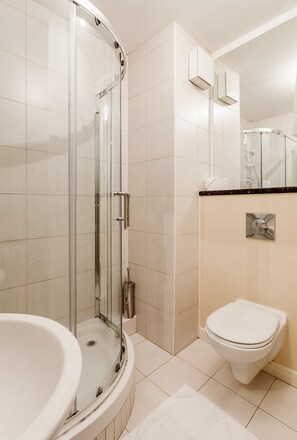 Articles de toilette gratuits, sèche-cheveux, serviettes fournies