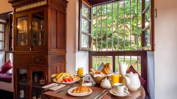 Free daily English breakfast
