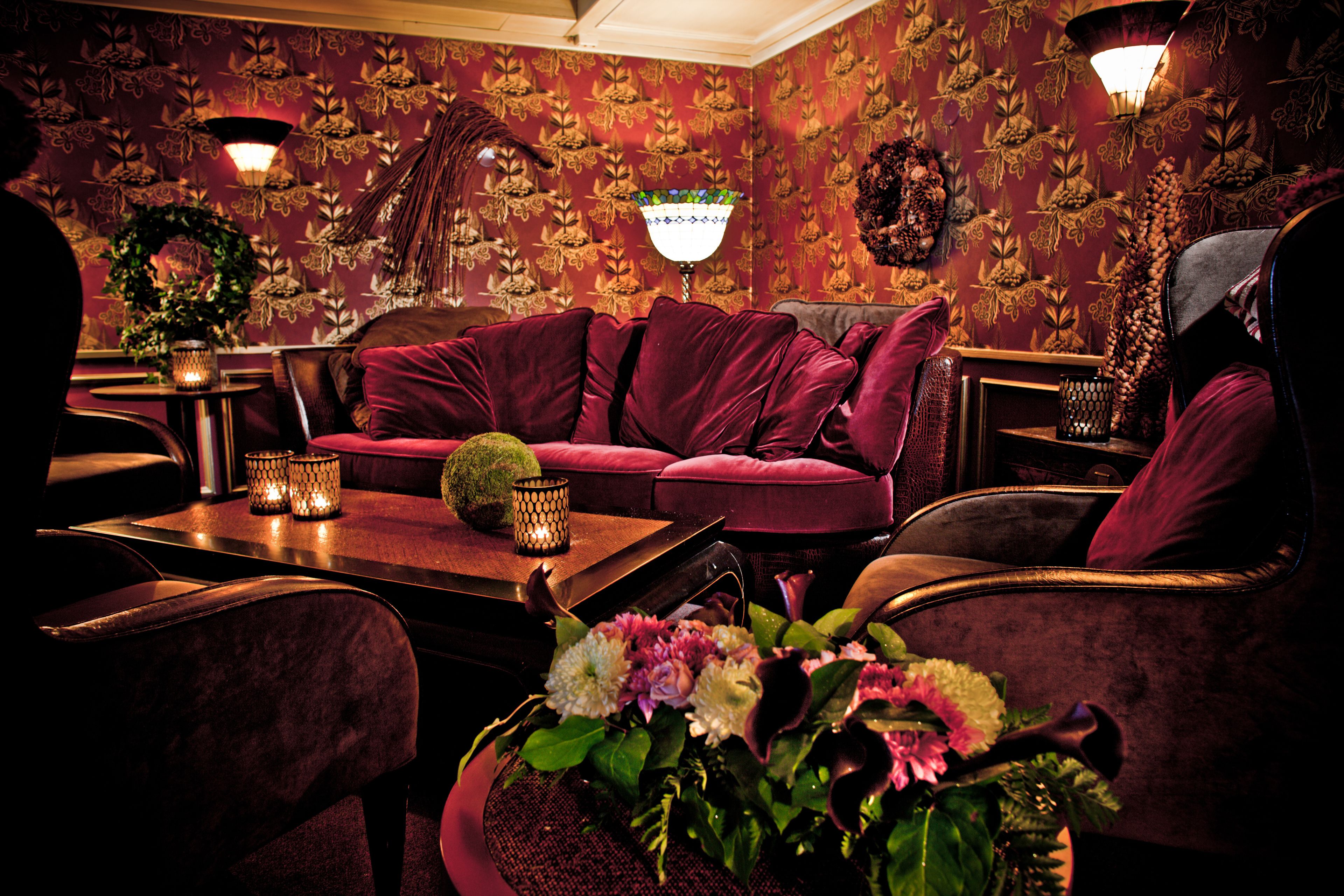 8 restaurants, lunch, dinner served; seafood