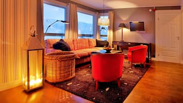 Apartment 2 Bedroom with Sauna  | 客廳 | 平面電視