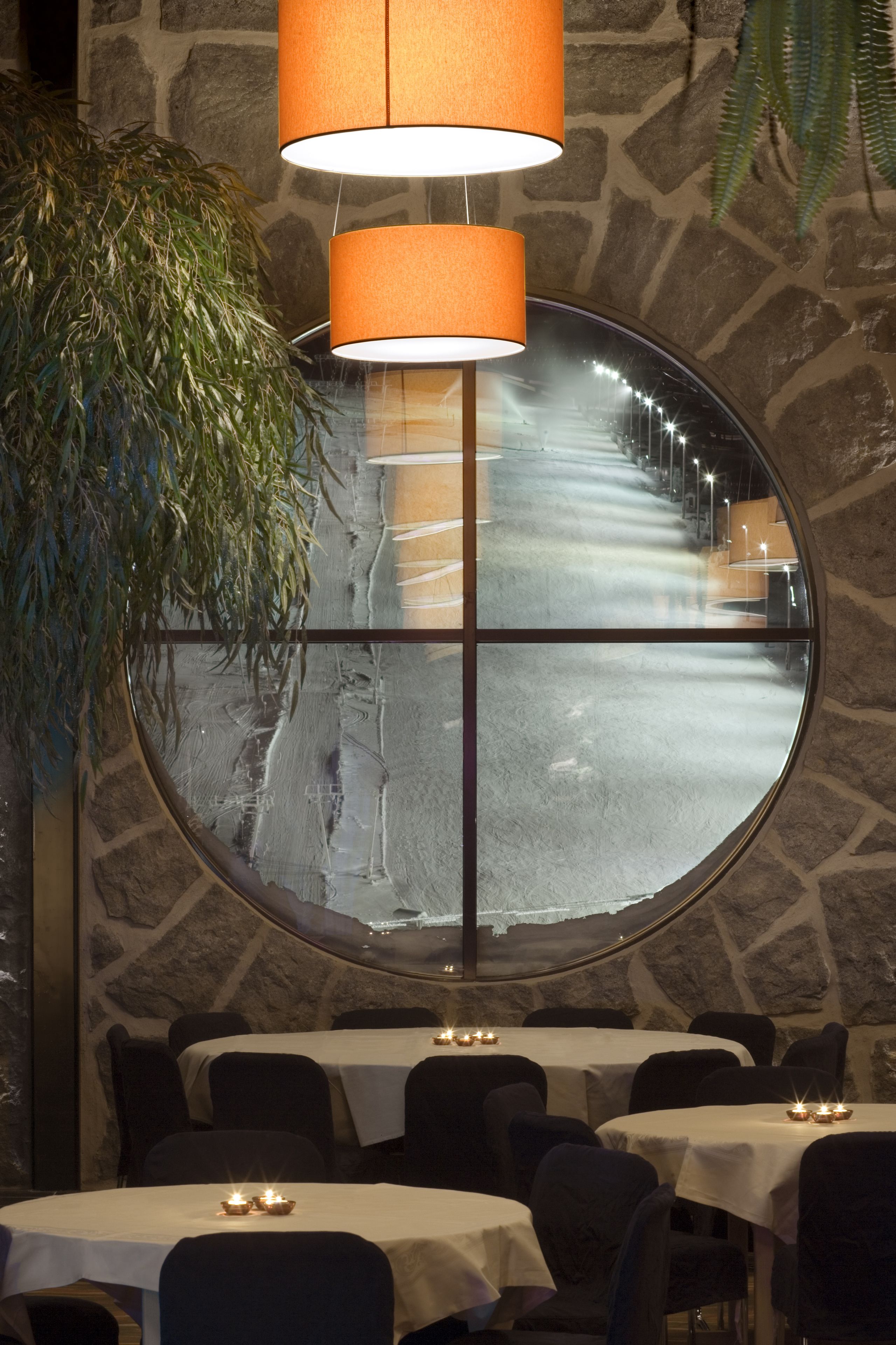 8 restaurants, lunch, dinner served; seafood