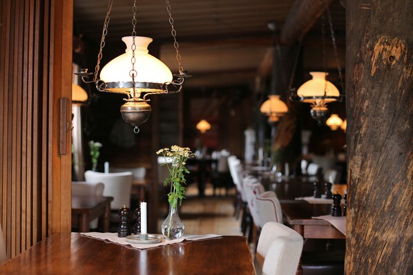 Breakfast and dinner served, Scandinavian cuisine - Gammelgården Hotell (Salen)