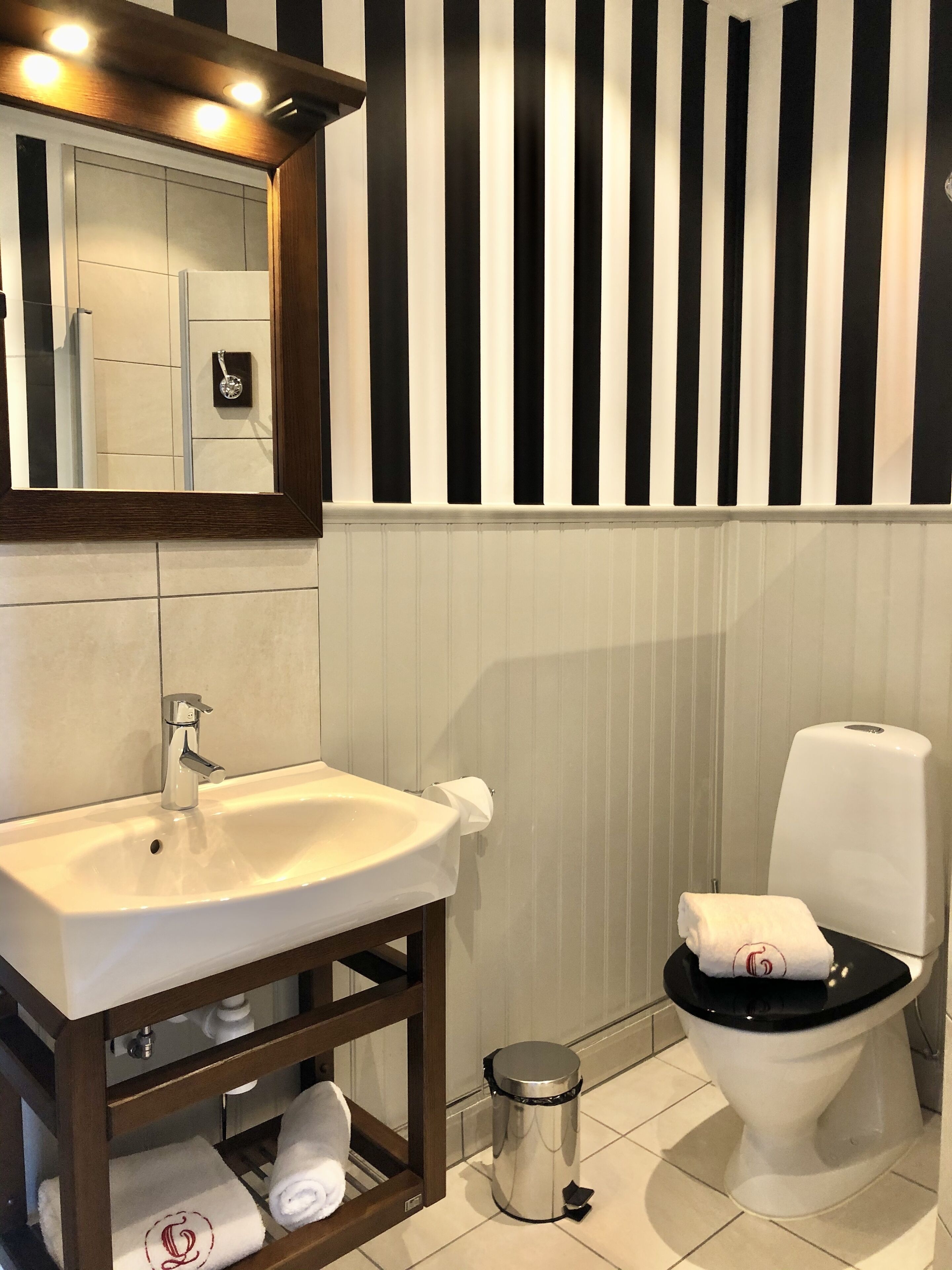 double room (balcony or terrace) | bathroom | shower, free toiletries, hair dryer, towels