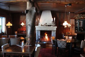 供应早餐和晚餐，斯堪的纳维亚菜