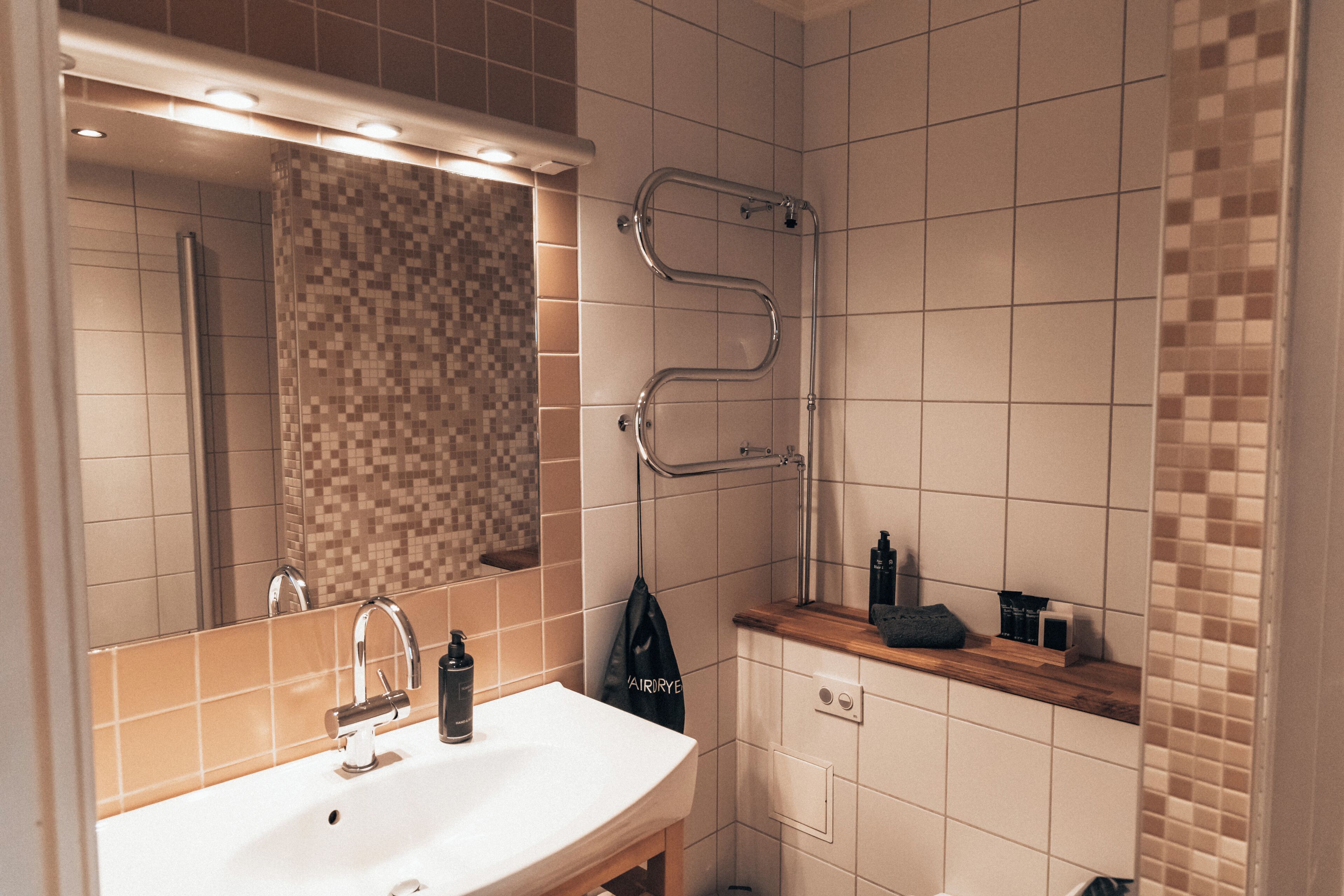 double room | bathroom | shower, free toiletries, hair dryer, towels