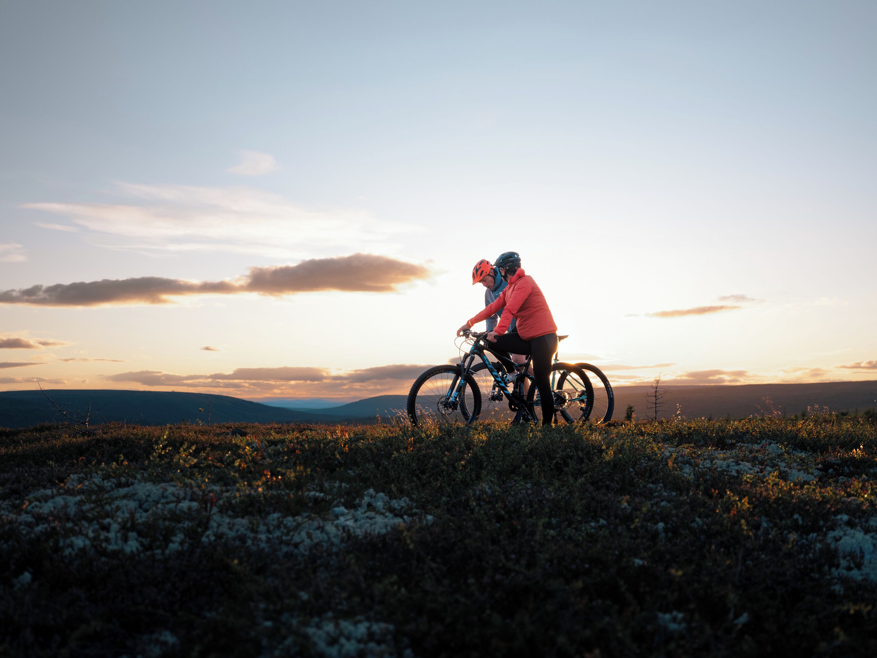 Una persona en bicicleta en un paisaje natural.